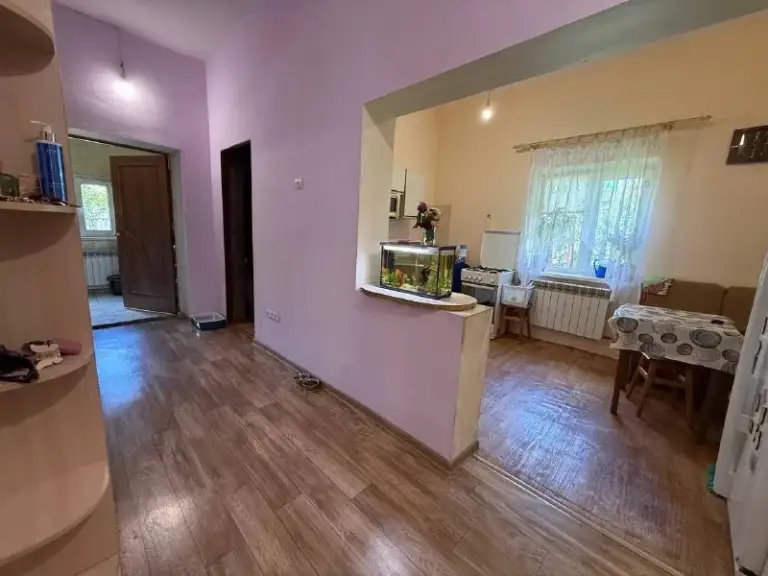 Продажа дома в пролетарском районе донецка!земля приватизирована!
📍Донецк, пролетарский район, ул. Герасименко
👌🏻Предлагаем к покупке уютный дом в развитом районе — идеальный вариант для большой семьи!
📌Основные характеристики:
✅Общая площадь дома: 200 м².
✅Земельный участок: 6 соток, полностью приватизирован.
✅Планировка: двухэтажный дом. Первый этаж полностью отремонтирован и готов к заселению. Второй этаж без ремонта — возможность реализовать свои дизайнерские идеи.
✅Расположение: пролетарский район, удобная транспортная доступность, развитая инфраструктура.
💸 10 000 000 Руб.
📞+79496455686
📞+79490774949
Принимаем звонки в любое время! - фотография - 4