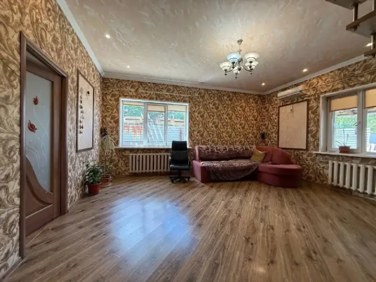 Продажа дома в пролетарском районе донецка!земля приватизирована!
📍Донецк, пролетарский район, ул. Герасименко
👌🏻Предлагаем к покупке уютный дом в развитом районе — идеальный вариант для большой семьи!
📌Основные характеристики:
✅Общая площадь дома: 200 м².
✅Земельный участок: 6 соток, полностью приватизирован.
✅Планировка: двухэтажный дом. Первый этаж полностью отремонтирован и готов к заселению. Второй этаж без ремонта — возможность реализовать свои дизайнерские идеи.
✅Расположение: пролетарский район, удобная транспортная доступность, развитая инфраструктура.
💸 10 000 000 Руб.
📞+79496455686
📞+79490774949
Принимаем звонки в любое время! - фотография - 7