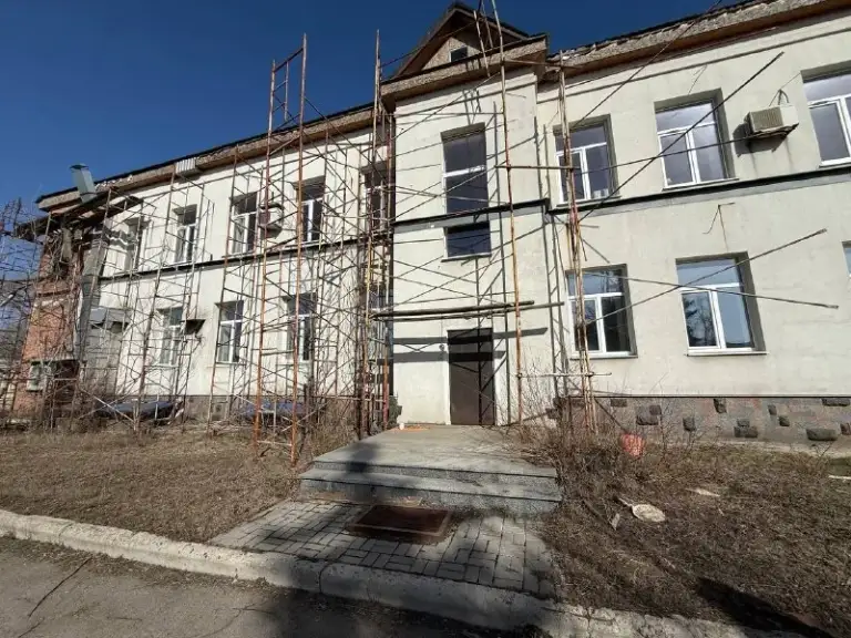 Продается отдельно стоящее здание 800 м² в калининском районе‼️
📍Г. Донецк, павших коммунаров,188
Калининский район!
✅Калининский район, на фасаде, с высоким пешеходным потоком.
✅Площадь: 800 м²
✅Тип здания: отдельно стоящее.
✅Этажность: два этажа.
✅Первый этаж: с ремонтом и частичной мебелью.
✅Второй этаж: ремонт выполнен на 90% (произведе. .. Отопление - электрический котел).
✅Своя парковка на 30-40 машин.
✅Большой сухой подвал 250 кв. М!!
✅Крыша перекрыта год назад, без протечек и трещин.
✅Документы: рф, собственник в городе, документы готовы к сделке.
💸 23 500 000 Руб.
📞+79496455686 - фотография - 1