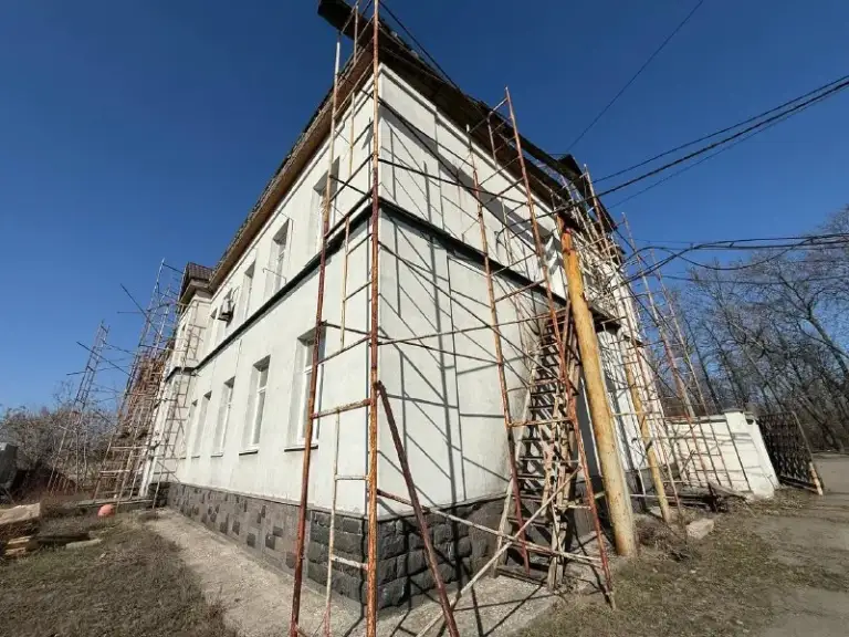 Продается отдельно стоящее здание 800 м² в калининском районе‼️
📍Г. Донецк, павших коммунаров,188
Калининский район!
✅Калининский район, на фасаде, с высоким пешеходным потоком.
✅Площадь: 800 м²
✅Тип здания: отдельно стоящее.
✅Этажность: два этажа.
✅Первый этаж: с ремонтом и частичной мебелью.
✅Второй этаж: ремонт выполнен на 90% (произведе. .. Отопление - электрический котел).
✅Своя парковка на 30-40 машин.
✅Большой сухой подвал 250 кв. М!!
✅Крыша перекрыта год назад, без протечек и трещин.
✅Документы: рф, собственник в городе, документы готовы к сделке.
💸 23 500 000 Руб.
📞+79496455686 - фотография - 2