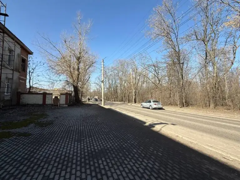 Продается отдельно стоящее здание 800 м² в калининском районе‼️
📍Г. Донецк, павших коммунаров,188
Калининский район!
✅Калининский район, на фасаде, с высоким пешеходным потоком.
✅Площадь: 800 м²
✅Тип здания: отдельно стоящее.
✅Этажность: два этажа.
✅Первый этаж: с ремонтом и частичной мебелью.
✅Второй этаж: ремонт выполнен на 90% (произведе. .. Отопление - электрический котел).
✅Своя парковка на 30-40 машин.
✅Большой сухой подвал 250 кв. М!!
✅Крыша перекрыта год назад, без протечек и трещин.
✅Документы: рф, собственник в городе, документы готовы к сделке.
💸 23 500 000 Руб.
📞+79496455686 - фотография - 3