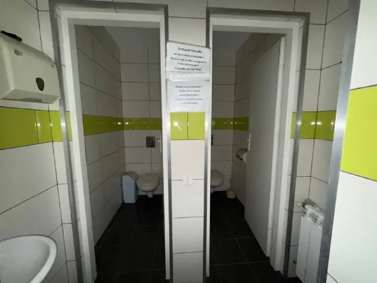 Продается отдельно стоящее здание 800 м² в калининском районе‼️
📍Г. Донецк, павших коммунаров,188
Калининский район!
✅Калининский район, на фасаде, с высоким пешеходным потоком.
✅Площадь: 800 м²
✅Тип здания: отдельно стоящее.
✅Этажность: два этажа.
✅Первый этаж: с ремонтом и частичной мебелью.
✅Второй этаж: ремонт выполнен на 90% (произведе. .. Отопление - электрический котел).
✅Своя парковка на 30-40 машин.
✅Большой сухой подвал 250 кв. М!!
✅Крыша перекрыта год назад, без протечек и трещин.
✅Документы: рф, собственник в городе, документы готовы к сделке.
💸 23 500 000 Руб.
📞+79496455686 - фотография - 6