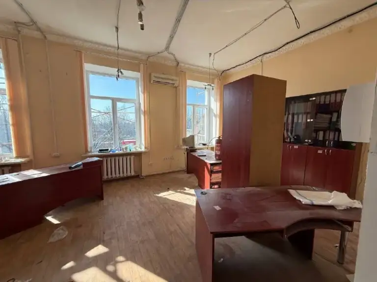Продается отдельно стоящее здание 800 м² в калининском районе‼️
📍Г. Донецк, павших коммунаров,188
Калининский район!
✅Калининский район, на фасаде, с высоким пешеходным потоком.
✅Площадь: 800 м²
✅Тип здания: отдельно стоящее.
✅Этажность: два этажа.
✅Первый этаж: с ремонтом и частичной мебелью.
✅Второй этаж: ремонт выполнен на 90% (произведе. .. Отопление - электрический котел).
✅Своя парковка на 30-40 машин.
✅Большой сухой подвал 250 кв. М!!
✅Крыша перекрыта год назад, без протечек и трещин.
✅Документы: рф, собственник в городе, документы готовы к сделке.
💸 23 500 000 Руб.
📞+79496455686 - фотография - 7