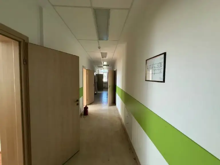 Продается отдельно стоящее здание 800 м² в калининском районе‼️
📍Г. Донецк, павших коммунаров,188
Калининский район!
✅Калининский район, на фасаде, с высоким пешеходным потоком.
✅Площадь: 800 м²
✅Тип здания: отдельно стоящее.
✅Этажность: два этажа.
✅Первый этаж: с ремонтом и частичной мебелью.
✅Второй этаж: ремонт выполнен на 90% (произведе. .. Отопление - электрический котел).
✅Своя парковка на 30-40 машин.
✅Большой сухой подвал 250 кв. М!!
✅Крыша перекрыта год назад, без протечек и трещин.
✅Документы: рф, собственник в городе, документы готовы к сделке.
💸 23 500 000 Руб.
📞+79496455686 - фотография - 8