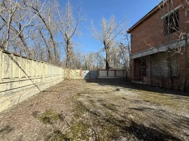 Продается отдельно стоящее здание 800 м² в калининском районе‼️
📍Г. Донецк, павших коммунаров,188
Калининский район!
✅Калининский район, на фасаде, с высоким пешеходным потоком.
✅Площадь: 800 м²
✅Тип здания: отдельно стоящее.
✅Этажность: два этажа.
✅Первый этаж: с ремонтом и частичной мебелью.
✅Второй этаж: ремонт выполнен на 90% (произведе. .. Отопление - электрический котел).
✅Своя парковка на 30-40 машин.
✅Большой сухой подвал 250 кв. М!!
✅Крыша перекрыта год назад, без протечек и трещин.
✅Документы: рф, собственник в городе, документы готовы к сделке.
💸 23 500 000 Руб.
📞+79496455686 - фотография - 9