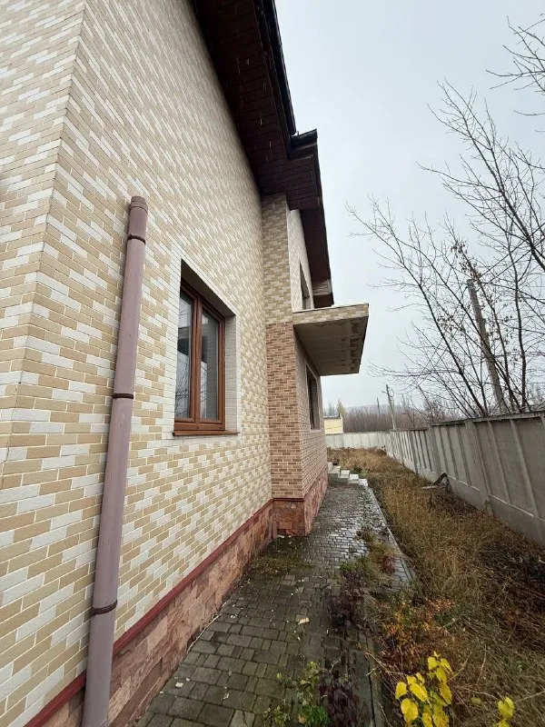 ☎️+7 (949) 037 06 36

☎️+7 (949) 505 93 39

Продажа дома в закрытом коттеджном комплексе «калинкино»🏙️
Калининский район донецка !!

- 270 Квадратных метров отдельно стоящего дома с двумя гаражами!(рядом пр. Мира)

Документы готовы !собственик в донецке🇷🇺
Ключи 🔑 в агентстве ❕
Показ в любое время по договоренности за час ❕
10 Соток земли приватизированы

Преимущества:
✔️Закрытый комплекс
✔️ Охрана 24/7,видеонаблюдение
✔️Гараж на две машины
✔️Дом свободной планировки
✔️Высокие потолки
✔️Шикарный участок
✔️Монгальная зона

Цена: 18.000.000 торг

☎️+7 (949) 037 06 36

☎️+7 (949) 505 93 39 - фотография - 4