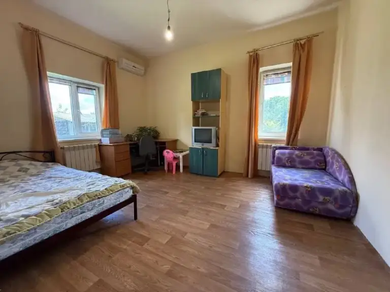 Продажа капитального дома

🌇Донецк, пролетарский район, ул. Герасименко📌

🌎Земля приватизирована!

❗️Предлагаем к покупке уютный дом в развитом районе — идеальный вариант для большой семьи!

✅Основные характеристики:
- Общая площадь дома: 200 м².
- Земельный участок: 6 соток, полностью приватизирован.
- Планировка: двухэтажный дом.

✅Первый этаж полностью отремонтирован и готов к заселению.
✅Второй этаж без ремонта — возможность реализовать свои дизайнерские идеи. - фотография - 6