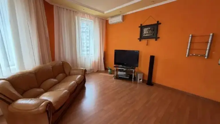 🏡Сдам 3-х комнатную квартиру
🏙️Город: донецк днр
🌇Район: калининский р-н
🗺Жк диск, 5 эт.

🔹Вода 24/7 холодная, горячая, накопительный бак 300л.
🔹Закрытая охраняемая территория, консьерж, детская площадка, детская комната в жк.
🔹Комнаты раздельные.
🔹Квартира укомплектована мебелью и техникой!
🔹Для семьи, можно с детьми.
📍Без животных!

💴Цена: 65.000 рублей+ коммунальные.
📍Залог.

☎📞+79493220174 +79498342961 Или telegram/мах

Оплата услуг риелтора по факту заселения! Ехать в офис и вносить оплату до просмотра не надо❗

Аренда донецк днр - фотография - 1