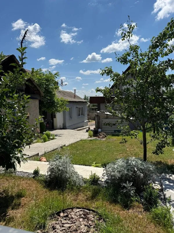 Продажа дома с участком в ленинском районе донецка!

📍Адрес: ул. Стратонавта украинского
(Рядом: оцкб и парк славянской культуры)

✅Участок 6 соток в собственности.
✅На территории два дома:
✔️ Новый дом — 150 м²
Абсолютно новый! Качественный ремонт, вся мебель и техника уже на месте. Заезжай и живи!
✔️Второй дом — 100 м²
✅В хорошем жилом состоянии, крепкий, можно использовать под гостей или сдавать.
✅Современная беседка
✅Видеонаблюдение по периметру

📌Отличный вариант для большой семьи или инвестиций

💸Цена: 12 000 000 ₽
(Торг уместен)

☎️+79496455686
📞+79490774949

📌Принимаем звонки в любое время!
📌Больше фото и видео объекта по запросу! - фотография - 9