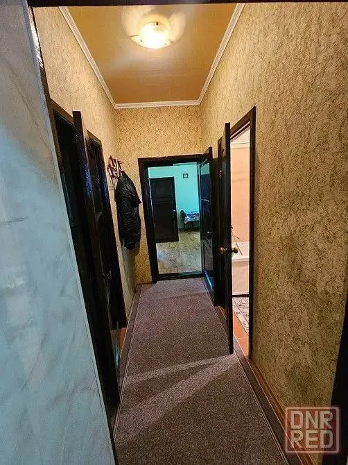 🏠 Продаётся дом‑квартира на земельном участке в ленинском районе донецка — рядом с администрацией, возле рынка «соловки». 📍🏘 объект сочетает преимущества частного дома и квартиры: 4 жилые комнаты, просторный коридор и кухня площадью 11 кв.  М. Общая площадь — 85 кв.  М. Все коммуникации центральные, отопление и горячее водоснабжение — от газового котла, вода подаётся постоянно, канализация центральная. 🔥🌳 в распоряжении — приватизированный участок 8,65 соток с продуманной инфраструктурой:
Капитальная жилая летняя кухня с сауной и санузлом;
Большая кладовая;
Гараж площадью 21 кв.  М;
Два заезда на участок с разных сторон;
Просторный двор, выложенный плиткой фэм — там свободно разместятся ещё несколько машин.
🍇 Дополнительный бонус — многолетние плодовые деревья и виноградник: уже в первый сезон можно собирать собственный урожай. 🍇✅ документы полностью готовы к сделке, никто не прописан — это ускоряет оформление и снижает риски. 🤝💰 стоимость — 8 500 000 рублей, возможен торг.
📞 По вопросам и просмотрам +7 949 307 12 65 анастасия. - фотография - 2