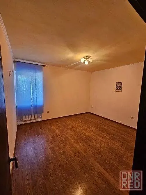🏠 Продаётся дом‑квартира на земельном участке в ленинском районе донецка — рядом с администрацией, возле рынка «соловки». 📍🏘 объект сочетает преимущества частного дома и квартиры: 4 жилые комнаты, просторный коридор и кухня площадью 11 кв.  М. Общая площадь — 85 кв.  М. Все коммуникации центральные, отопление и горячее водоснабжение — от газового котла, вода подаётся постоянно, канализация центральная. 🔥🌳 в распоряжении — приватизированный участок 8,65 соток с продуманной инфраструктурой:
Капитальная жилая летняя кухня с сауной и санузлом;
Большая кладовая;
Гараж площадью 21 кв.  М;
Два заезда на участок с разных сторон;
Просторный двор, выложенный плиткой фэм — там свободно разместятся ещё несколько машин.
🍇 Дополнительный бонус — многолетние плодовые деревья и виноградник: уже в первый сезон можно собирать собственный урожай. 🍇✅ документы полностью готовы к сделке, никто не прописан — это ускоряет оформление и снижает риски. 🤝💰 стоимость — 8 500 000 рублей, возможен торг.
📞 По вопросам и просмотрам +7 949 307 12 65 анастасия. - фотография - 3