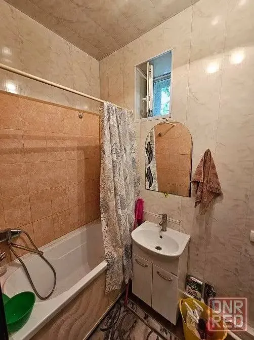 🏠 Продаётся дом‑квартира на земельном участке в ленинском районе донецка — рядом с администрацией, возле рынка «соловки». 📍🏘 объект сочетает преимущества частного дома и квартиры: 4 жилые комнаты, просторный коридор и кухня площадью 11 кв.  М. Общая площадь — 85 кв.  М. Все коммуникации центральные, отопление и горячее водоснабжение — от газового котла, вода подаётся постоянно, канализация центральная. 🔥🌳 в распоряжении — приватизированный участок 8,65 соток с продуманной инфраструктурой:
Капитальная жилая летняя кухня с сауной и санузлом;
Большая кладовая;
Гараж площадью 21 кв.  М;
Два заезда на участок с разных сторон;
Просторный двор, выложенный плиткой фэм — там свободно разместятся ещё несколько машин.
🍇 Дополнительный бонус — многолетние плодовые деревья и виноградник: уже в первый сезон можно собирать собственный урожай. 🍇✅ документы полностью готовы к сделке, никто не прописан — это ускоряет оформление и снижает риски. 🤝💰 стоимость — 8 500 000 рублей, возможен торг.
📞 По вопросам и просмотрам +7 949 307 12 65 анастасия. - фотография - 4