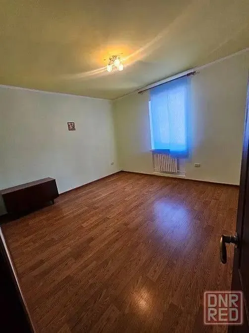 🏠 Продаётся дом‑квартира на земельном участке в ленинском районе донецка — рядом с администрацией, возле рынка «соловки». 📍🏘 объект сочетает преимущества частного дома и квартиры: 4 жилые комнаты, просторный коридор и кухня площадью 11 кв.  М. Общая площадь — 85 кв.  М. Все коммуникации центральные, отопление и горячее водоснабжение — от газового котла, вода подаётся постоянно, канализация центральная. 🔥🌳 в распоряжении — приватизированный участок 8,65 соток с продуманной инфраструктурой:
Капитальная жилая летняя кухня с сауной и санузлом;
Большая кладовая;
Гараж площадью 21 кв.  М;
Два заезда на участок с разных сторон;
Просторный двор, выложенный плиткой фэм — там свободно разместятся ещё несколько машин.
🍇 Дополнительный бонус — многолетние плодовые деревья и виноградник: уже в первый сезон можно собирать собственный урожай. 🍇✅ документы полностью готовы к сделке, никто не прописан — это ускоряет оформление и снижает риски. 🤝💰 стоимость — 8 500 000 рублей, возможен торг.
📞 По вопросам и просмотрам +7 949 307 12 65 анастасия. - фотография - 5