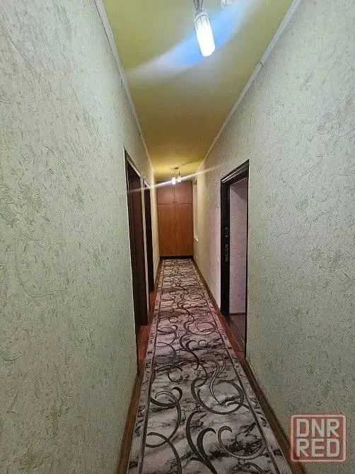 🏠 Продаётся дом‑квартира на земельном участке в ленинском районе донецка — рядом с администрацией, возле рынка «соловки». 📍🏘 объект сочетает преимущества частного дома и квартиры: 4 жилые комнаты, просторный коридор и кухня площадью 11 кв.  М. Общая площадь — 85 кв.  М. Все коммуникации центральные, отопление и горячее водоснабжение — от газового котла, вода подаётся постоянно, канализация центральная. 🔥🌳 в распоряжении — приватизированный участок 8,65 соток с продуманной инфраструктурой:
Капитальная жилая летняя кухня с сауной и санузлом;
Большая кладовая;
Гараж площадью 21 кв.  М;
Два заезда на участок с разных сторон;
Просторный двор, выложенный плиткой фэм — там свободно разместятся ещё несколько машин.
🍇 Дополнительный бонус — многолетние плодовые деревья и виноградник: уже в первый сезон можно собирать собственный урожай. 🍇✅ документы полностью готовы к сделке, никто не прописан — это ускоряет оформление и снижает риски. 🤝💰 стоимость — 8 500 000 рублей, возможен торг.
📞 По вопросам и просмотрам +7 949 307 12 65 анастасия. - фотография - 6