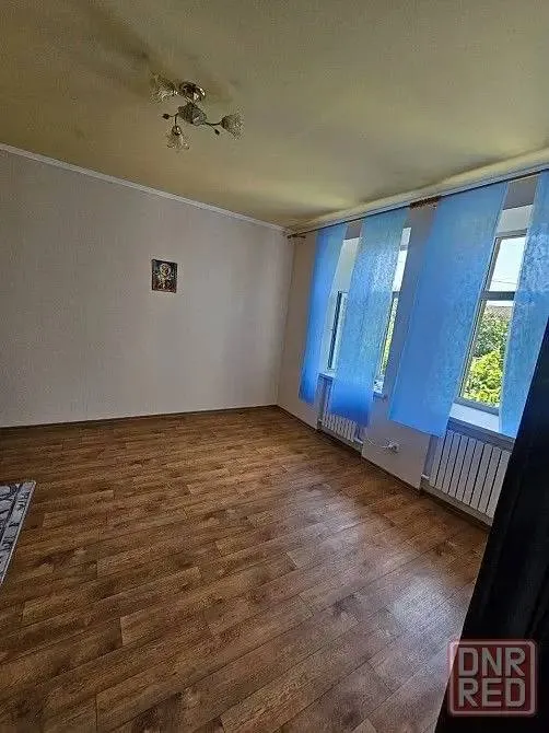 🏠 Продаётся дом‑квартира на земельном участке в ленинском районе донецка — рядом с администрацией, возле рынка «соловки». 📍🏘 объект сочетает преимущества частного дома и квартиры: 4 жилые комнаты, просторный коридор и кухня площадью 11 кв.  М. Общая площадь — 85 кв.  М. Все коммуникации центральные, отопление и горячее водоснабжение — от газового котла, вода подаётся постоянно, канализация центральная. 🔥🌳 в распоряжении — приватизированный участок 8,65 соток с продуманной инфраструктурой:
Капитальная жилая летняя кухня с сауной и санузлом;
Большая кладовая;
Гараж площадью 21 кв.  М;
Два заезда на участок с разных сторон;
Просторный двор, выложенный плиткой фэм — там свободно разместятся ещё несколько машин.
🍇 Дополнительный бонус — многолетние плодовые деревья и виноградник: уже в первый сезон можно собирать собственный урожай. 🍇✅ документы полностью готовы к сделке, никто не прописан — это ускоряет оформление и снижает риски. 🤝💰 стоимость — 8 500 000 рублей, возможен торг.
📞 По вопросам и просмотрам +7 949 307 12 65 анастасия. - фотография - 7