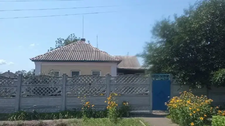 Продам жилой дом в харцызске по улице некрасова (между ош № 7 и старым рынком). Дом в хорошем, жилом состоянии.
На территории находится гараж, беседка, колодец, хозпостройки. Документы готовы к продаже.
Цена 3500 000 руб.
Тел. +79493894143

▪️ Недвижимость большого харцызска 👈 подписаться
▪️ Разместить объявление
▪️ Обсудить - фотография - 1