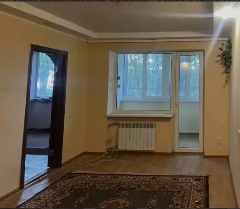 Продажа 3-ком. Квартиры, расположенной по ул. Петровского мкрн. Текстильщик (ориентир маг. «обжора»)

Этаж: 1/9
Общая площадь: 57 кв. М.

В квартире установлены металлопластиковые окна, балкон застеклен. На балконе имеется подвал, куда можно поместить накопительные ёмкости для воды. Спальня объединена с лоджией.
Вода по графику есть всегда.

Дом расположен на оживленной улице петровского, с высоким пешеходным трафиком и хорошо развитой инфраструктурой. В непосредственной близости находятся рынки, магазины и остановки общественного транспорта.

Документы готовы! Прописанных нет!
Цена 5500000
+79493709365 - фотография - 1