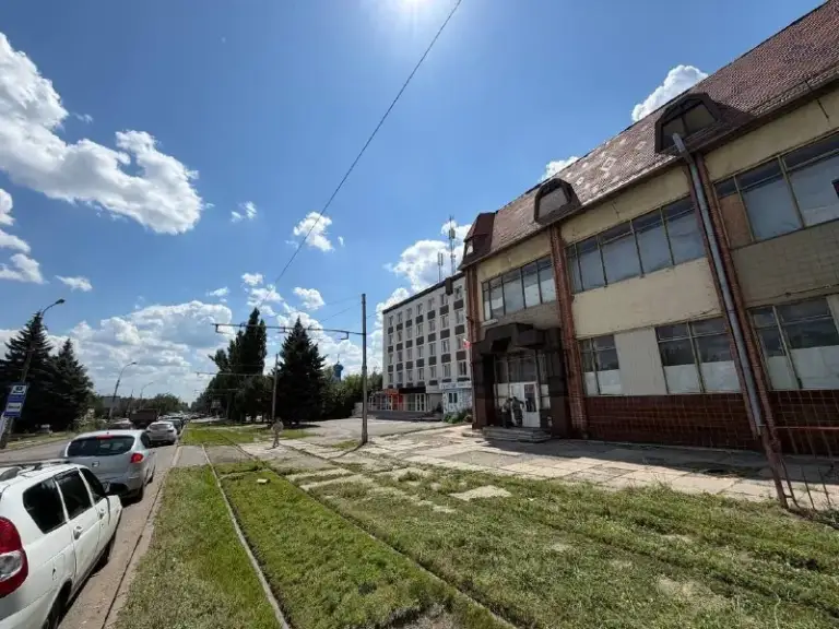 Аренда отдельно стоящего здания!
🌇Донецк, куйбышевский район - смолянка, ул. Куйбышева📌
✅Идеальное расположение в начале района, в непосредственной близости от проспекта панфилова
✅Отдельно стоящее двухэтажное складское здание торгово - складского типа. Оборудовано лифтом
✅Общая площадь : 3.600 кв
✅3 Этажа по 1000 кв и склад 600 кв
✅Закрытая охраняемая территория
💦Вода подается по графику
✅Фасадный вход ‼️
✅Объекты внесены в рос. Реестр.
✅Крыша не течет, 50 киловатт мощности.
❗️На данной базе возможно размещение различных видов бизнеса!
💰Стоимость 300 ₽ за кв. М.
📲☎️+79496455686 - фотография - 2