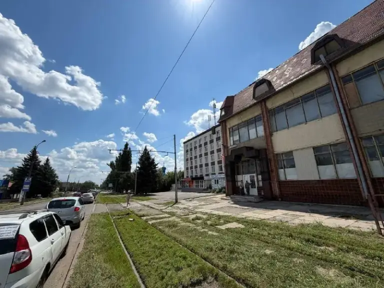 Аренда отдельно стоящего здания!
🌇Донецк, куйбышевский район - смолянка, ул. Куйбышева📌
✅Идеальное расположение в начале района, в непосредственной близости от проспекта панфилова
✅Отдельно стоящее двухэтажное складское здание торгово - складского типа. Оборудовано лифтом
✅Общая площадь : 3.600 кв
✅3 Этажа по 1000 кв и склад 600 кв
✅Закрытая охраняемая территория
💦Вода подается по графику
✅Фасадный вход ‼️
✅Объекты внесены в рос. Реестр.
✅Крыша не течет, 50 киловатт мощности.
❗️На данной базе возможно размещение различных видов бизнеса!
💰Стоимость 300 ₽ за кв. М.
📲☎️+79496455686 - фотография - 3