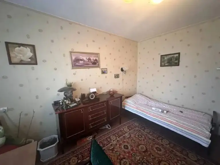 Продам трёхкомнатную квартиру

🌇Донецк, ленинский проспект📌

✅Площадь 68кв. М.
✅Этажность 6/9ти.
✅В хорошем состоянии.
✅Есть балкон и лоджия, не угловая, окна выходят на две стороны.
🎁Частично остаётся мебель и техника. Рядом : рынок, супермаркет, аптеки, перинатальный центр, остановка общественного транспорта возле дома.
👍Тихие соседи.

📑Документы готовы.
💰Цена 5 500 000 ₽ + торг!

📲☎️+79495406579 Ольга

Подписаться  |  📩дать объявление
📲Наш max - фотография - 1