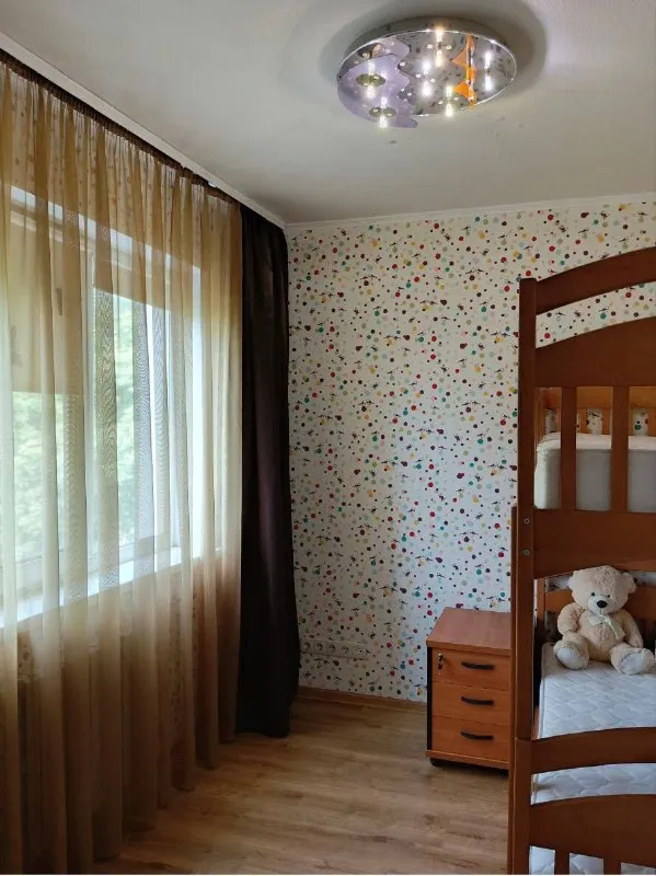 Продаю 3х комнатную квартиру

🌇Донецк, калининский район, бульвар шахтостроителей — идеальное жилье в развитом районе. 📌

✅4/5 Этаж.
Квартира в отличном состоянии, сделан ремонт, установлена надёжная входная дверь, окна и французский балкон — из пластика.
✅Коммуникации выполнены из современных материалов.
👍Большой зелёный тихий двор создаёт комфортные условия для жизни.
📍Развитая инфраструктура района делает эту квартиру привлекательным вариантом для семей с детьми.

💰Стоимость 5 750 000 рублей. - фотография - 6