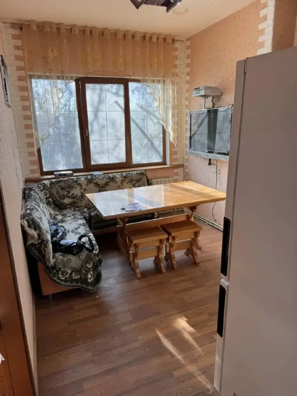 Аренда 3-комнатной квартиры - в ворошиловском районе
Стройте свое пространство с агентством недвижимости город.
Вы мечтаете - мы реализовываем💫
🏗Район: ворошиловский
🏘Комнат: - 3
Аренда уютной 3х комнатной квартиры в ворошиловском районе, улица артема - бульвар пушкина/площадь ленина
Только долгосрочная аренда!
Полностью оборудованная квартира ‼️
Вся необходимая техника и мебель ‼️
📍 Кабинет
📍 Кухня
📍 Спальня
📍 Просторная входная группа
📍 Совмещенный санузел - газовая колонка
📍 Рядом:
Бульвар пушкина
Площадь ленина
Магазины и супермаркеты
Школа и детский сад
Удобная транспортная развязка
📍В офис приезжать не нужно, заключать договор по предоплате не нужно ❗️
Услуги агентства по факту вселения при подписании договора ❗️
Подберем жилье под любой бюджет и требования 🔑
В наличии как бюджетные варианты, так и премиальное жилье.
100% Реальные фото объектов отправляем вам в удобном мессенджере.
💵Цена: 60.000 рублей
☎️Телефон: 7 (949) 630 77 76 - фотография - 2