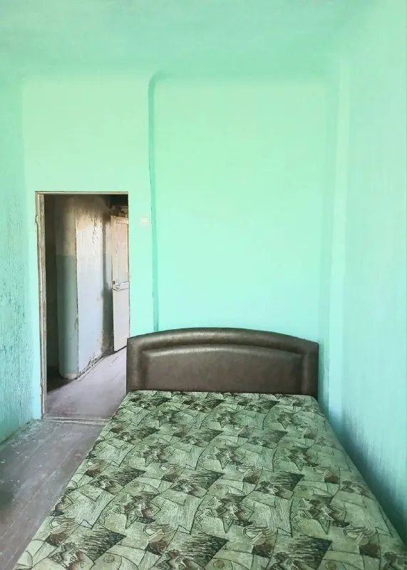 Продажа 3х комнатная квартира

🌇Донецк, куйбышевский район, смолянка, универмаг донбасс, ул. Олимпиева📌

🔹 2 Этаж 2 этажного дома - крыша новая, перекрыта.
🔹 67 М2 общая площадь
🔹 36 М2 жилая площадь
🔹 6 М2 кухня
🔹Квартира неугловая, двухсторонняя, тёплая и светлая. Окна м/п. С/у раздельный. Комнаты раздельные.
❗Квартира в жилом состоянии, с незаконченным ремонтом.
Все коммуникации рабочие
🔹Частично поменяна электропроводка. - фотография - 2