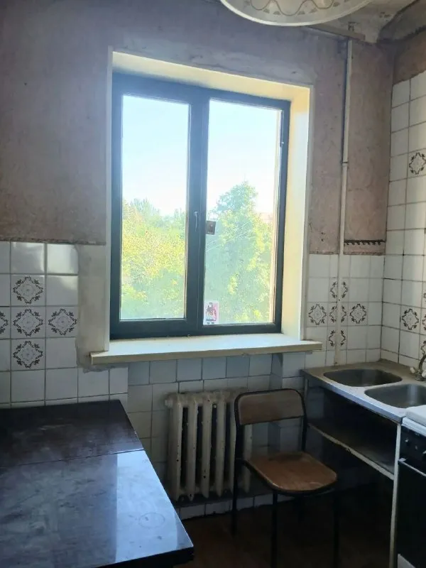 Продажа 3х комнатная квартира

🌇Донецк, куйбышевский район, смолянка, универмаг донбасс, ул. Олимпиева📌

🔹 2 Этаж 2 этажного дома - крыша новая, перекрыта.
🔹 67 М2 общая площадь
🔹 36 М2 жилая площадь
🔹 6 М2 кухня
🔹Квартира неугловая, двухсторонняя, тёплая и светлая. Окна м/п. С/у раздельный. Комнаты раздельные.
❗Квартира в жилом состоянии, с незаконченным ремонтом.
Все коммуникации рабочие
🔹Частично поменяна электропроводка. - фотография - 5