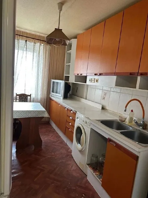Срочная продажа 3х комнатной
Просторной квартиры
🌇В киевском районе, города донецка, ориентир маяк, 20 больница. 📌
🔹Квартира двухсторонняя находится на 7 этаже 9 этажного дома.
🔹Комнаты раздельные.
🔹Общая площадь 63 м2
- Жилая 37 м2., кухня 9 м2.
🔹Квартира в кирпичном доме, тёплая и уютная.
🎁Продажа с мебелью и техникой.
🔹Большая лоджия и балкон застеклены.
💦Вода по графику. - фотография - 2