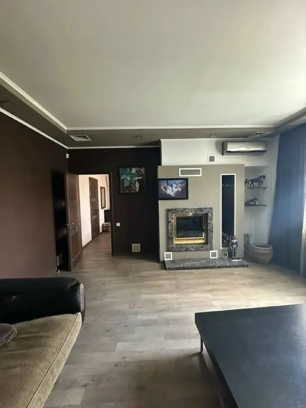 🏡Продаётся 5-х комнатная квартира
📍Г. Донецк днр
Ворошиловском р-н
Бульвар пушкина 9

•Этажность–4/5 жилого дома
•Общая площадь–125.3 м2

•В квартире выполнен дизайнерский ремонт
•В квартире три жилые комнаты, столовая-студия с действующим камином, гардеробная и два санузла

•Квартира продаётся с мебелью и бытовой техникой
🔥Собственник

💴Цена: 17🍋000.000 рублей
☎️+7(959) 137-87-88 Геннадий

📨Подписаться - фотография - 6