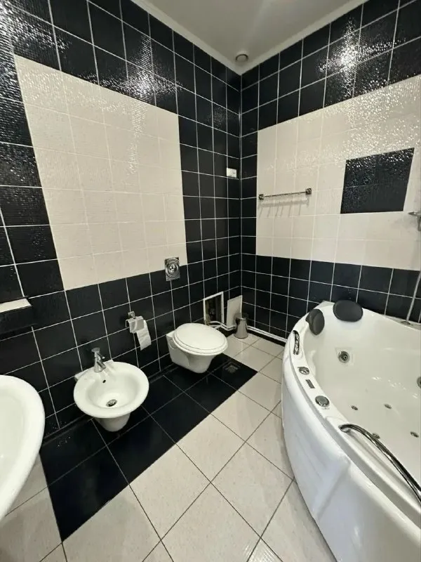 🏡Продаётся 5-х комнатная квартира
📍Г. Донецк днр
Ворошиловском р-н
Бульвар пушкина 9

•Этажность–4/5 жилого дома
•Общая площадь–125.3 м2

•В квартире выполнен дизайнерский ремонт
•В квартире три жилые комнаты, столовая-студия с действующим камином, гардеробная и два санузла

•Квартира продаётся с мебелью и бытовой техникой
🔥Собственник

💴Цена: 17🍋000.000 рублей
☎️+7(959) 137-87-88 Геннадий

📨Подписаться - фотография - 8