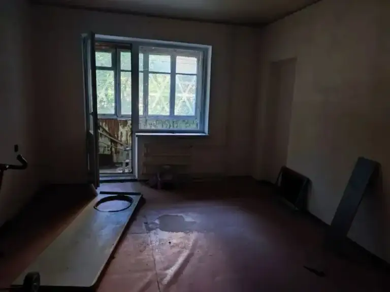Продажа крупногабаритной 
Однокомнатной квартиры

🌇Донецк, кировский район на текстильщике, ул. Высокого 13📌

🔹 Просторная планировка
🔹 Пластиковые окна
🔹 Пластиковые водопроводные трубы
🔹 Раздельный санузел
🔹 Высокий цоколь для комфорта
🔹 Уютная лоджия
❗️Важный фактор !
⛽Квартира газифицирована
Документы готовы к сделке! - фотография - 3