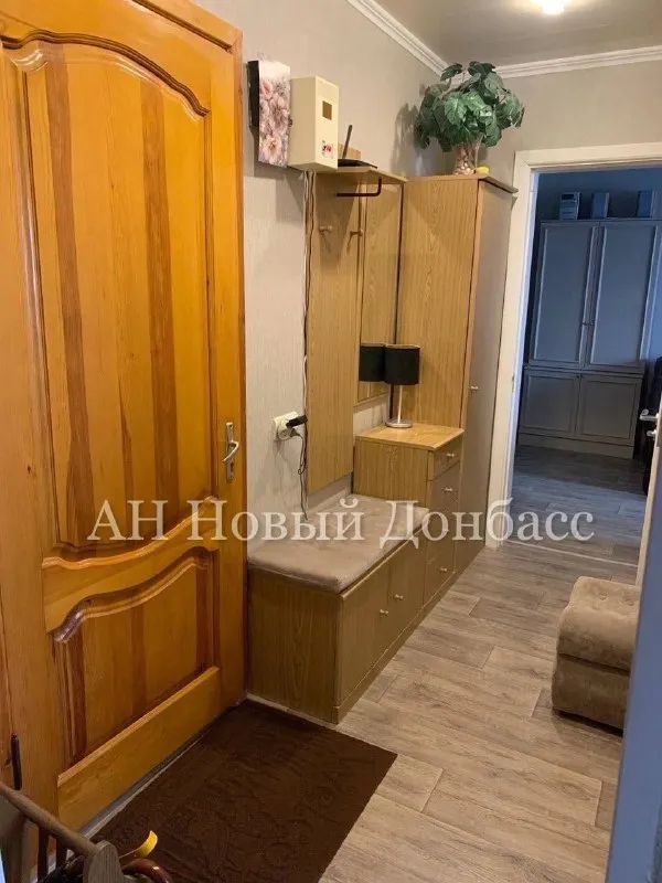 Продам 2-х комнатную квартиру

🌇Донецк в ленинском районе, ул. Полководческая. 📌

✅Этаж 1/9 (высокий).
✅Общая пл-дь 48,4 (17/13/7)
✅Комнаты и с/у раздельные
❗️Лоджия 4 кв. М (застеклена, утеплена и обшита)

👍Квартира после капитального ремонта конца 2025 г. Новое:
-Батареи, коммуникации, сантехника, электрика;
-Напольное покрытие, натяжные потолки и точечные светильники;
-Штукатурка всех стен и обои (турция, бельгия);
-Пластиковые стеклопакеты. - фотография - 1