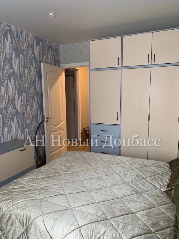Продам 2-х комнатную квартиру

🌇Донецк в ленинском районе, ул. Полководческая. 📌

✅Этаж 1/9 (высокий).
✅Общая пл-дь 48,4 (17/13/7)
✅Комнаты и с/у раздельные
❗️Лоджия 4 кв. М (застеклена, утеплена и обшита)

👍Квартира после капитального ремонта конца 2025 г. Новое:
-Батареи, коммуникации, сантехника, электрика;
-Напольное покрытие, натяжные потолки и точечные светильники;
-Штукатурка всех стен и обои (турция, бельгия);
-Пластиковые стеклопакеты. - фотография - 5