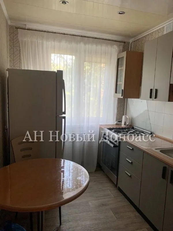 Продам 2-х комнатную квартиру

🌇Донецк в ленинском районе, ул. Полководческая. 📌

✅Этаж 1/9 (высокий).
✅Общая пл-дь 48,4 (17/13/7)
✅Комнаты и с/у раздельные
❗️Лоджия 4 кв. М (застеклена, утеплена и обшита)

👍Квартира после капитального ремонта конца 2025 г. Новое:
-Батареи, коммуникации, сантехника, электрика;
-Напольное покрытие, натяжные потолки и точечные светильники;
-Штукатурка всех стен и обои (турция, бельгия);
-Пластиковые стеклопакеты. - фотография - 6