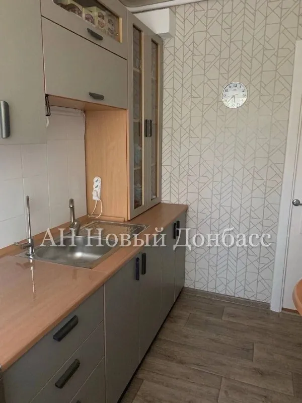 Продам 2-х комнатную квартиру

🌇Донецк в ленинском районе, ул. Полководческая. 📌

✅Этаж 1/9 (высокий).
✅Общая пл-дь 48,4 (17/13/7)
✅Комнаты и с/у раздельные
❗️Лоджия 4 кв. М (застеклена, утеплена и обшита)

👍Квартира после капитального ремонта конца 2025 г. Новое:
-Батареи, коммуникации, сантехника, электрика;
-Напольное покрытие, натяжные потолки и точечные светильники;
-Штукатурка всех стен и обои (турция, бельгия);
-Пластиковые стеклопакеты. - фотография - 7