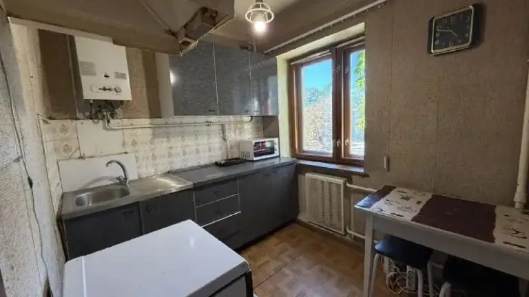 Продаётся 2-комнатная квартира

🌇Доннцк, киевский район📌

✅Площадь 44 м²
✅Удобная планировка
✅Этаж 2/5
🔥Детский сад — прямо в доме
Школа — во дворе
📍Супермаркеты — в 3 минутах остановка — под домом
👍Отличный вариант для семьи: всё необходимое находится рядом, а расположение обеспечивает удобную транспортную доступность.
✅Квартира в собственности более 20 лет. Хозяин в россии.

💰Цена — 3 800 000 ₽

📲☎️+7 949 371 51 20 Лариса

Подписаться  |  📩дать объявление
📲Наш max - фотография - 5