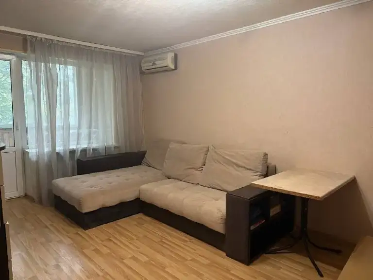 Продаётся 1‑комнатная квартира

🌇Донецк в ленинском районе,
Ул.  Воровского📌

✅В кирпичном доме
📐 Параметры квартиры:
✅Общая площадь — 37 кв.  М;
Кухня — 7 кв.  М;
Этаж — 3 из 5.
📍 Развитая инфраструктура района: в шаговой доступности — магазины, супермаркет и киоск, рядом — школа и детский сад, есть отделение почты. Для активного отдыха неподалёку расположен спортзал, а во дворе — детская площадка. До остановки общественного транспорта — несколько минут пешком.
💧 Особенности: подача воды — по графику (1 день из 3). - фотография - 1