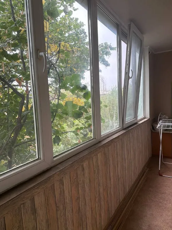 Продаётся 1‑комнатная квартира

🌇Донецк в ленинском районе,
Ул.  Воровского📌

✅В кирпичном доме
📐 Параметры квартиры:
✅Общая площадь — 37 кв.  М;
Кухня — 7 кв.  М;
Этаж — 3 из 5.
📍 Развитая инфраструктура района: в шаговой доступности — магазины, супермаркет и киоск, рядом — школа и детский сад, есть отделение почты. Для активного отдыха неподалёку расположен спортзал, а во дворе — детская площадка. До остановки общественного транспорта — несколько минут пешком.
💧 Особенности: подача воды — по графику (1 день из 3). - фотография - 2