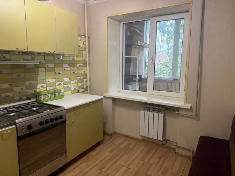 Продаётся 1‑комнатная квартира

🌇Донецк в ленинском районе,
Ул.  Воровского📌

✅В кирпичном доме
📐 Параметры квартиры:
✅Общая площадь — 37 кв.  М;
Кухня — 7 кв.  М;
Этаж — 3 из 5.
📍 Развитая инфраструктура района: в шаговой доступности — магазины, супермаркет и киоск, рядом — школа и детский сад, есть отделение почты. Для активного отдыха неподалёку расположен спортзал, а во дворе — детская площадка. До остановки общественного транспорта — несколько минут пешком.
💧 Особенности: подача воды — по графику (1 день из 3). - фотография - 3