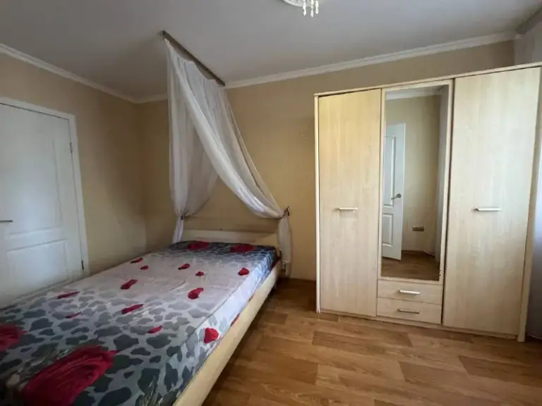 Аренда 2х комнатной квартиры

🌇Донецк в калининском районе - детская областная больница, ул. Шахтостроителей📌

✅Этаж - 2
✅Площадь - 54м2
💦Вода есть всегда за счёт накопительного бака, а также постоянной регулярной подачей по графику, делает эту квартиру идеальным вариантом для людей привыкших к комфортному проживанию 👌

📍Инфраструктура:
• Супермаркеты, магазины, рынок рядом с домом
• Транспортная развязка 
• Банки, аптека, фитнес клуб, салон красоты находится во дворе дома.
• Окна квартиры. .. Ны для полноценного отдыха.
• Несколько вариантов парковки на прилегающей к дому территории для владельцев автомобиля.
• Идеальный вариант для одного человека или пары, без детей и животных.

💰 Цена: 55.000 руб.

📲☎️+7 (949) 630 77 76

Подписаться  |  📩дать объявление
📲Наш max - фотография - 2