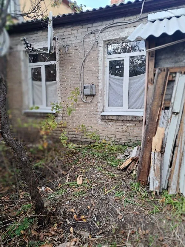 Продаётся двухкомнатная квартира на земле в петровском р-не города донецка! Дом на 4 хозяина. В квартире требуется ремонт сан. Узла, вода и канализация в доме. Газ проведен по улице. Установлен новый забор. Поменяны новые пластиковые окна в жилых комнатах, сделаны откосы и кап. Ремонт крыши!общая площадь 42,8м2. Цена 1,25 млн. +79780224251 екатерина - фотография - 1