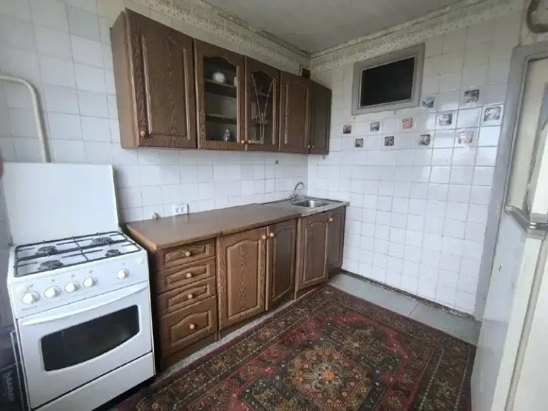 Продается видовая однокомнатная квартира

🌇Центр донецка, ворошиловский район, площадь конституции 1📌

🏢Этаж - 9/9
✅Общая площадь - 37 м2
👍Лучшая локация города
Набережная - площадь ленина
✅Квартира теплая, не угловая
💦Вода по графику
✅Транспортная развязка осуществляется в любую точку города. Все необходимое для комфортного проживания в шаговой доступности. - фотография - 2