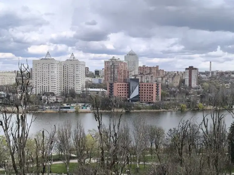Продается видовая однокомнатная квартира

🌇Центр донецка, ворошиловский район, площадь конституции 1📌

🏢Этаж - 9/9
✅Общая площадь - 37 м2
👍Лучшая локация города
Набережная - площадь ленина
✅Квартира теплая, не угловая
💦Вода по графику
✅Транспортная развязка осуществляется в любую точку города. Все необходимое для комфортного проживания в шаговой доступности. - фотография - 4