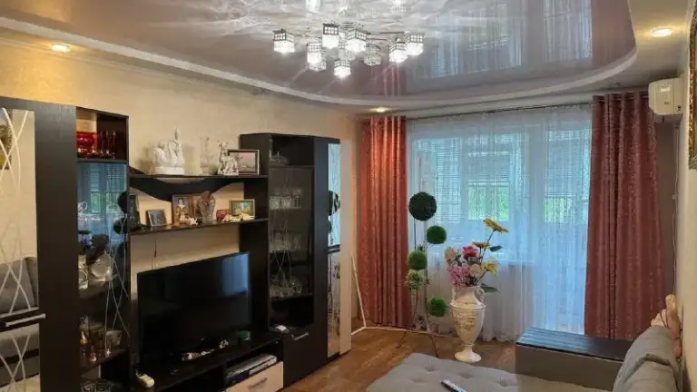 Продается 2-комнатная квартира

🌇В донецке, кировский район, микрорайон текстильщик,
Ориентир:остановка "гараж"📌

✅ Этаж: 4 из 5 
✅ Общая площадь: 45 м² 
✅ Кухня: 5,3 м² 
✅Удобная планировка с изолированными комнатами.
✅Совмещенный санузел выполнен в плитке, что придает дополнительный комфорт.
✅ Ус. .. И общественного транспорта.

💰Цена: 3 900 000 рублей

📲☎️+79495107010

Подписаться  |  📩дать объявление
📲Наш max - фотография - 3