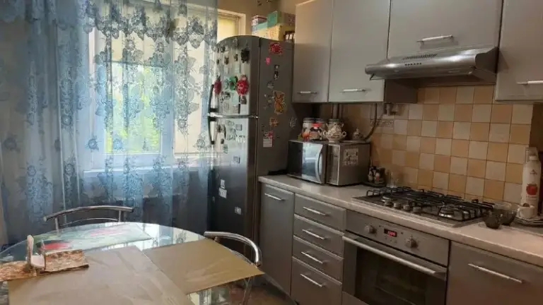 Продается 2-комнатная квартира

🌇В донецке, кировский район, микрорайон текстильщик,
Ориентир:остановка "гараж"📌

✅ Этаж: 4 из 5 
✅ Общая площадь: 45 м² 
✅ Кухня: 5,3 м² 
✅Удобная планировка с изолированными комнатами.
✅Совмещенный санузел выполнен в плитке, что придает дополнительный комфорт.
✅ Ус. .. И общественного транспорта.

💰Цена: 3 900 000 рублей

📲☎️+79495107010

Подписаться  |  📩дать объявление
📲Наш max - фотография - 5