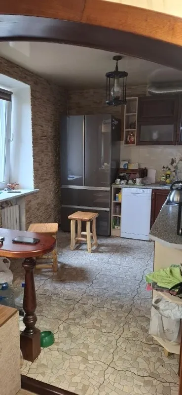 Продаётся просторная 4-комнатная квартира.
Пролетарский район,
Г. Донецк,
Ул. Б. Магистральная
Продаётся светлая и уютная четырёхкомнатная квартира в хорошем районе. Отличный вариант для большой семьи или для тех, кто ценит простор, комфорт и функциональную планировку.

Площадь: 82 м²
Этаж: 8_ из _9
Комнаты: 4
Санузел-смежный
Балкон
Цена: 8 750 000

Квартира имеет удобную планировку: просторная гостиная, отдельные комнаты, функциональная кухня и достаточно места для хранения вещей. Квартира светлая, тёплая и готова к проживанию.

Дом расположен в районе с развитой инфраструктурой: рядом магазины, школы, детские сады, аптеки, остановки общественного транспорта и всё необходимое для комфортной жизни.

Преимущества квартиры:
✅4 Полноценные комнаты;
✅Удобная планировка;
✅Просторная кухня;
✅Светлая и тёплая квартира;
✅Спокойный и удобный район;
✅Развитая инфраструктура рядом;
✅Подходит для большой семьи.

Документы готовы к сделке.
М. Т. +7949 437 70 73 - фотография - 4