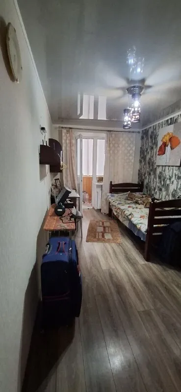 Продаётся просторная 4-комнатная квартира.
Пролетарский район,
Г. Донецк,
Ул. Б. Магистральная
Продаётся светлая и уютная четырёхкомнатная квартира в хорошем районе. Отличный вариант для большой семьи или для тех, кто ценит простор, комфорт и функциональную планировку.

Площадь: 82 м²
Этаж: 8_ из _9
Комнаты: 4
Санузел-смежный
Балкон
Цена: 8 750 000

Квартира имеет удобную планировку: просторная гостиная, отдельные комнаты, функциональная кухня и достаточно места для хранения вещей. Квартира светлая, тёплая и готова к проживанию.

Дом расположен в районе с развитой инфраструктурой: рядом магазины, школы, детские сады, аптеки, остановки общественного транспорта и всё необходимое для комфортной жизни.

Преимущества квартиры:
✅4 Полноценные комнаты;
✅Удобная планировка;
✅Просторная кухня;
✅Светлая и тёплая квартира;
✅Спокойный и удобный район;
✅Развитая инфраструктура рядом;
✅Подходит для большой семьи.

Документы готовы к сделке.
М. Т. +7949 437 70 73 - фотография - 5