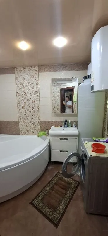 Продаётся просторная 4-комнатная квартира.
Пролетарский район,
Г. Донецк,
Ул. Б. Магистральная
Продаётся светлая и уютная четырёхкомнатная квартира в хорошем районе. Отличный вариант для большой семьи или для тех, кто ценит простор, комфорт и функциональную планировку.

Площадь: 82 м²
Этаж: 8_ из _9
Комнаты: 4
Санузел-смежный
Балкон
Цена: 8 750 000

Квартира имеет удобную планировку: просторная гостиная, отдельные комнаты, функциональная кухня и достаточно места для хранения вещей. Квартира светлая, тёплая и готова к проживанию.

Дом расположен в районе с развитой инфраструктурой: рядом магазины, школы, детские сады, аптеки, остановки общественного транспорта и всё необходимое для комфортной жизни.

Преимущества квартиры:
✅4 Полноценные комнаты;
✅Удобная планировка;
✅Просторная кухня;
✅Светлая и тёплая квартира;
✅Спокойный и удобный район;
✅Развитая инфраструктура рядом;
✅Подходит для большой семьи.

Документы готовы к сделке.
М. Т. +7949 437 70 73 - фотография - 9