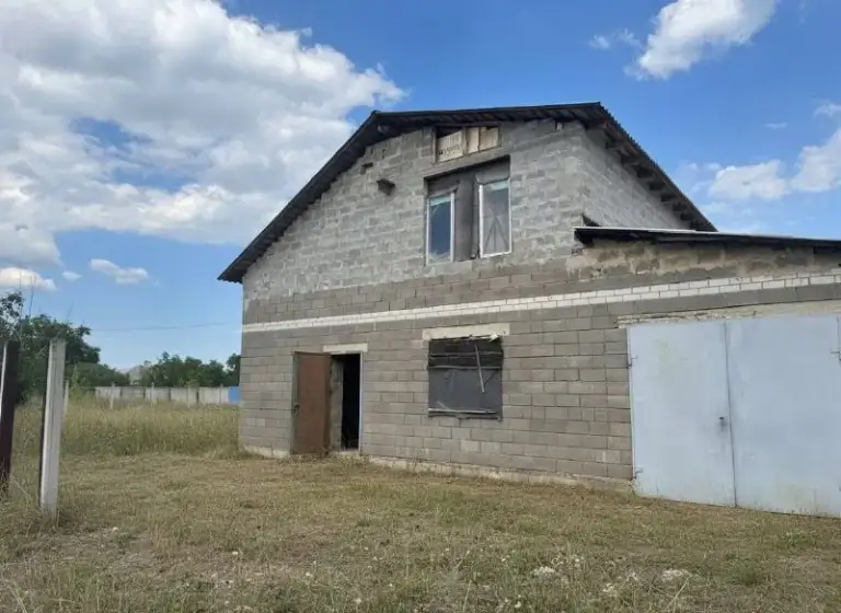 Продажа дома 162 м² 🏡, гараж
40 М² на участке 5.5 соток
🌇Дом расположен в донецке📌
✅Основные характеристики:
Площадь дома: 162 кв. М (2 этажа)
✅Материал стен: шлакоблок
🅿Гараж: 40 кв. М (отдельно стоящий)
✅Участок: 5.5 соток
💦Коммуникации: вода подведена
📍 - фотография - 1